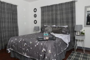 Mid-Century Comfy-Chic Chateau 3/2 Pet Friendly
